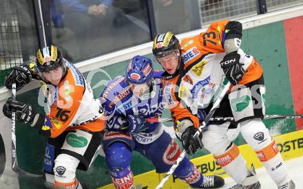 EBEL. Eishockey Bundesliga. EC  VSV gegen Graz 99ers . Derek Damon,  (VSV), Patrick Harand, Nick Kuiper (Graz). Villach, am 11.2.2011.
Foto: Kuess 


---
pressefotos, pressefotografie, kuess, qs, qspictures, sport, bild, bilder, bilddatenbank