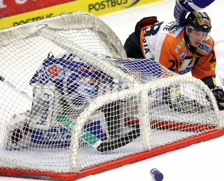 EBEL. Eishockey Bundesliga. EC  VSV gegen Graz 99ers . Bernhard Starkbaum,  (VSV), Michael Ouellette (Graz). Villach, am 11.2.2011.
Foto: Kuess 


---
pressefotos, pressefotografie, kuess, qs, qspictures, sport, bild, bilder, bilddatenbank