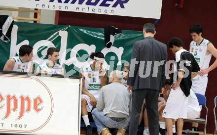 Basketball Bundesliga.  Woerthersee Piraten gegen UBSC Raiffeisen Graz.  Andreas Kuttnig, Marco Breithuber, Thomas Kennedy, Trainer Joachim Buggelsheim, Samuel Bachlechner, Erik Rhinehart (Piraten).. Klagenfurt, 12.2.2011
Foto:  Kuess

---
pressefotos, pressefotografie, kuess, qs, qspictures, sport, bild, bilder, bilddatenbank