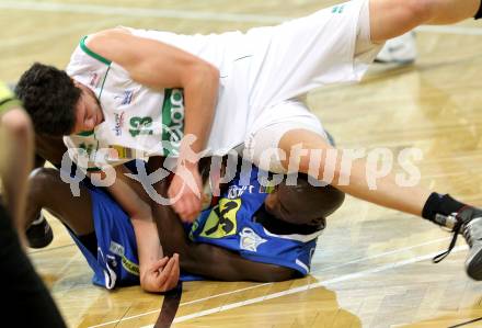 Basketball Bundesliga.  Woerthersee Piraten gegen UBSC Raiffeisen Graz.  Erik Rhinehart, (Piraten), Louis Graham (Graz). Klagenfurt, 12.2.2011
Foto:  Kuess

---
pressefotos, pressefotografie, kuess, qs, qspictures, sport, bild, bilder, bilddatenbank