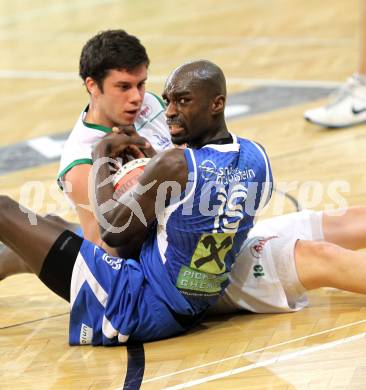 Basketball Bundesliga.  Woerthersee Piraten gegen UBSC Raiffeisen Graz.  Erik Rhinehart,  (Piraten), Louis Graham (Graz). Klagenfurt, 12.2.2011
Foto:  Kuess

---
pressefotos, pressefotografie, kuess, qs, qspictures, sport, bild, bilder, bilddatenbank