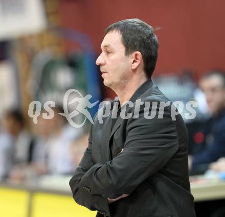 Basketball Bundesliga.  Woerthersee Piraten gegen UBSC Raiffeisen Graz.  Trainer Hubert Schreiner (Graz). Klagenfurt, 12.2.2011
Foto:  Kuess

---
pressefotos, pressefotografie, kuess, qs, qspictures, sport, bild, bilder, bilddatenbank