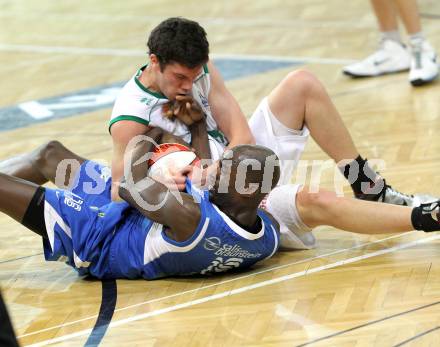 Basketball Bundesliga.  Woerthersee Piraten gegen UBSC Raiffeisen Graz.  Erik Rhinehart,  (Piraten),  Louis Graham (Graz). Klagenfurt, 12.2.2011
Foto:  Kuess

---
pressefotos, pressefotografie, kuess, qs, qspictures, sport, bild, bilder, bilddatenbank