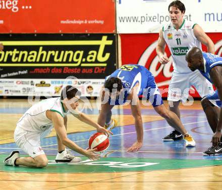 Basketball Bundesliga.  Woerthersee Piraten gegen UBSC Raiffeisen Graz.   Martin Breithuber, Andreas Kuttnig,  (Piraten), Rainhard Lanegger, Louis Graham (Graz). Klagenfurt, 12.2.2011
Foto:  Kuess

---
pressefotos, pressefotografie, kuess, qs, qspictures, sport, bild, bilder, bilddatenbank