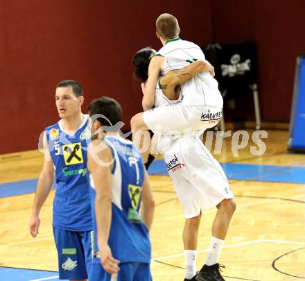 Basketball Bundesliga.  Woerthersee Piraten gegen UBSC Raiffeisen Graz.  Jubel Thomas Kennedy, Gunther Zajic (Piraten). Klagenfurt, 12.2.2011
Foto:  Kuess

---
pressefotos, pressefotografie, kuess, qs, qspictures, sport, bild, bilder, bilddatenbank