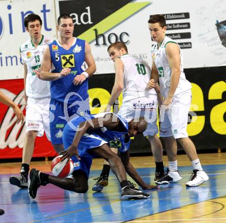 Basketball Bundesliga.  Woerthersee Piraten gegen UBSC Raiffeisen Graz.  Erik Rhinehart, Gunther Zajic, Marco Breithuber,  (Piraten), DRagan Miletic, Louis Graham (Graz). Klagenfurt, 12.2.2011
Foto:  Kuess

---
pressefotos, pressefotografie, kuess, qs, qspictures, sport, bild, bilder, bilddatenbank