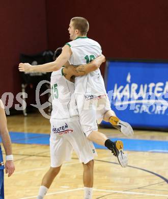 Basketball Bundesliga.  Woerthersee Piraten gegen UBSC Raiffeisen Graz.  Jubel Thomas Kennedy, Gunther Zajic (Piraten). Klagenfurt, 12.2.2011
Foto:  Kuess

---
pressefotos, pressefotografie, kuess, qs, qspictures, sport, bild, bilder, bilddatenbank