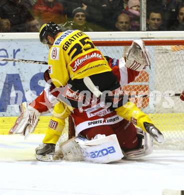 EBEL. Eishockey Bundesliga. KAC gegen EV Vienna Capitals. Andy Chiodo, (KAC), Benoit Gratton (Vienna). Klagenfurt, am 13.2.2011.
Foto: Kuess 

---
pressefotos, pressefotografie, kuess, qs, qspictures, sport, bild, bilder, bilddatenbank