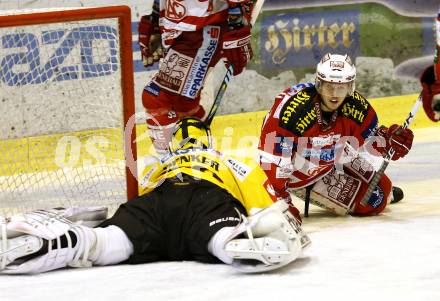 EBEL. Eishockey Bundesliga. KAC gegen EV Vienna Capitals. Tyler Scofield, (KAC), Juergen Penker (Vienna). Klagenfurt, am 13.2.2011.
Foto: Kuess 

---
pressefotos, pressefotografie, kuess, qs, qspictures, sport, bild, bilder, bilddatenbank