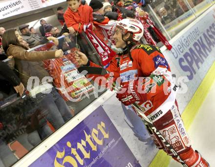 EBEL. Eishockey Bundesliga. KAC gegen EV Vienna Capitals. Dieter kalt, Blumen zum Valentinstag (KAC). Klagenfurt, am 13.2.2011.
Foto: Kuess 

---
pressefotos, pressefotografie, kuess, qs, qspictures, sport, bild, bilder, bilddatenbank