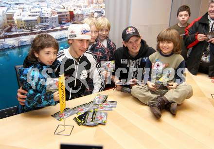 Schi Nordisch. Schispringen. Autogrammstunde Thomas Morgenstern, Martin Koch. Martin Koch, Thomas Morgenstern, Kinder. Villach, am 15.2.2011.
Foto: Kuess
---
pressefotos, pressefotografie, kuess, qs, qspictures, sport, bild, bilder, bilddatenbank