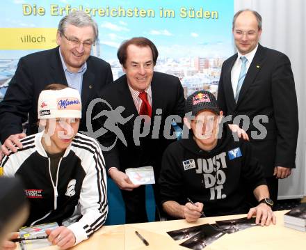 Schi Nordisch. Schispringen. Autogrammstunde Thomas Morgenstern, Martin Koch. Martin Koch, Villachs Buergermeister Helmut Manzenreiter, Hans Roth (Die Saubermacher), Thomas Morgenstern. Villach, am 15.2.2011.
Foto: Kuess
---
pressefotos, pressefotografie, kuess, qs, qspictures, sport, bild, bilder, bilddatenbank