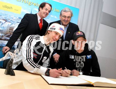 Schi Nordisch. Schispringen. Autogrammstunde Thomas Morgenstern, Martin Koch. Martin Koch, Villachs Buergermeister Helmut Manzenreiter, Hans Roth (Die Saubermacher), Thomas Morgenstern. Villach, am 15.2.2011.
Foto: Kuess

---
pressefotos, pressefotografie, kuess, qs, qspictures, sport, bild, bilder, bilddatenbank