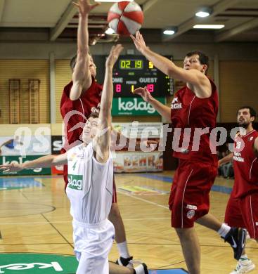 Basketball Bundesliga.  Woerthersee Piraten gegen BC Vienna .  Martin Breithuber,  (Piraten), Maximilian Graf, Stjepan Stazic (Vienna). Klagenfurt, 19.2.2011
Foto:  Kuess

---
pressefotos, pressefotografie, kuess, qs, qspictures, sport, bild, bilder, bilddatenbank