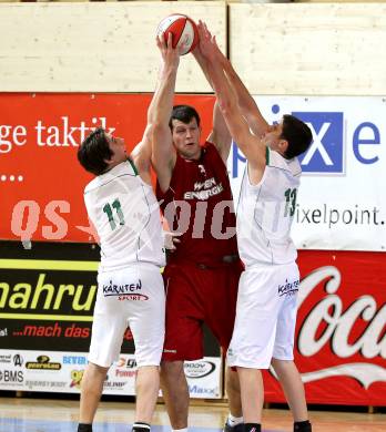 Basketball Bundesliga.  Woerthersee Piraten gegen BC Vienna .  Andreas Kuttnig, Erik Rhinehart, (Piraten),  Alen Trepalovac  (Vienna). Klagenfurt, 19.2.2011
Foto:  Kuess

---
pressefotos, pressefotografie, kuess, qs, qspictures, sport, bild, bilder, bilddatenbank