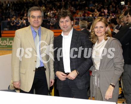 Volleyball. Challenge Cup. SK Aich/Dob gegen Arkas Izmir (TUR). Dietmar Riegler mit Gattin, Andrej Wakounig. Prevalje, 22.2.2011.
Foto: Kuess

---
pressefotos, pressefotografie, kuess, qs, qspictures, sport, bild, bilder, bilddatenbank