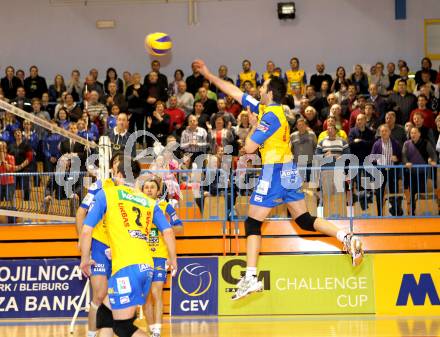 Volleyball. Challenge Cup. SK Aich/Dob gegen Arkas Izmir (TUR).  Grut Andrej, Kosl Miha, Kirchev Petar (Aich/Dob). Prevalje, 22.2.2011.
Foto: Kuess

---
pressefotos, pressefotografie, kuess, qs, qspictures, sport, bild, bilder, bilddatenbank