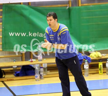 Volleyball. Challenge Cup. SK Aich/Dob gegen Arkas Izmir (TUR). Trainer Simuncic Igor (Aich/Dob). Prevalje, 22.2.2011.
Foto: Kuess

---
pressefotos, pressefotografie, kuess, qs, qspictures, sport, bild, bilder, bilddatenbank