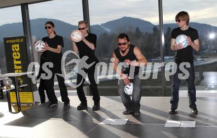 Fussball Regionalliga. SK Austria Klagenfurt. Tag der Austria Familie. Testspiel SK Austria Klagenfurt gegen Sencur (SLO). Showact Drums, Trash and More. Klagenfurt, am 26.2.2011.
Foto: Kuess
---
pressefotos, pressefotografie, kuess, qs, qspictures, sport, bild, bilder, bilddatenbank