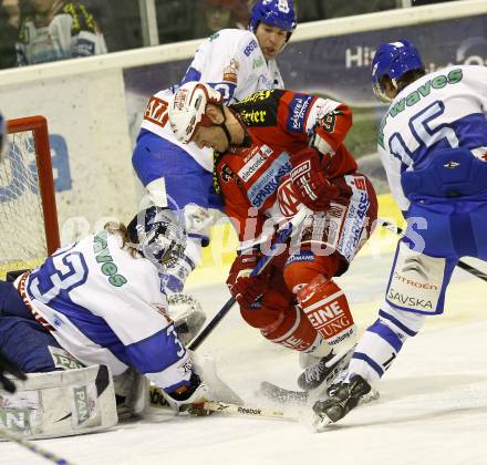 EBEL. Eishockey Bundesliga. KAC gegen KHL Medvescak Zagreb. SHANTZ Jeffery (KAC),  KRISTAN Robert, SERTICH Andy (Zagreb). Klagenfurt, am 27.2.2011.
Foto: Kuess 

---
pressefotos, pressefotografie, kuess, qs, qspictures, sport, bild, bilder, bilddatenbank