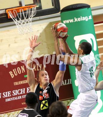 Basketball ABL 2010-11 H2. Woerthersee Piraten gegen WBC Raiffeisen Wels.   Bilal Abdullah, (Piraten),  John Smith (Wels). Klagenfurt, 3.3.2011
Foto:  Kuess

---
pressefotos, pressefotografie, kuess, qs, qspictures, sport, bild, bilder, bilddatenbank