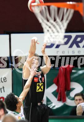 Basketball ABL 2010-11 H2. Woerthersee Piraten gegen WBC Raiffeisen Wels.  Samuel Bachlechner, (Piraten), Thomas Csebits (Wels). Klagenfurt, 3.3.2011
Foto:  Kuess

---
pressefotos, pressefotografie, kuess, qs, qspictures, sport, bild, bilder, bilddatenbank