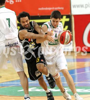 Basketball ABL 2010-11 H2. Woerthersee Piraten gegen WBC Raiffeisen Wels.  Martin Breithuber, (Piraten), Robert Holcomb-Faye (Wels). Klagenfurt, 3.3.2011
Foto:  Kuess

---
pressefotos, pressefotografie, kuess, qs, qspictures, sport, bild, bilder, bilddatenbank