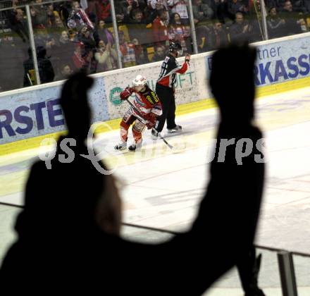 EBEL. Eishockey Bundesliga. EC KAC gegen KHL Medvescak Zagreb. Tyler Scofield, Jubel Fans (KAC). Klagenfurt, am 3.3.2011.
Foto: Kuess 

---
pressefotos, pressefotografie, kuess, qs, qspictures, sport, bild, bilder, bilddatenbank