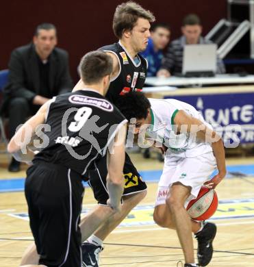 Basketball ABL 2010-11 H2. Woerthersee Piraten gegen WBC Raiffeisen Wels.  Samuel Bachlechner, (Piraten), Bruce Fields, Thomas Csebits (Wels). Klagenfurt, 3.3.2011
Foto:  Kuess

---
pressefotos, pressefotografie, kuess, qs, qspictures, sport, bild, bilder, bilddatenbank