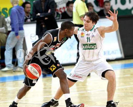 Basketball ABL 2010-11 H2. Woerthersee Piraten gegen WBC Raiffeisen Wels.  Andreas Kuttnig, (Piraten),  Rasheed Brokenborouh (Wels). Klagenfurt, 3.3.2011
Foto:  Kuess

---
pressefotos, pressefotografie, kuess, qs, qspictures, sport, bild, bilder, bilddatenbank