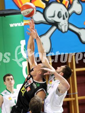 Basketball ABL 2010-11 H2. Woerthersee Piraten gegen WBC Raiffeisen Wels.  Bernhard Weber, (Piraten),   Tilo Klette (Wels). Klagenfurt, 3.3.2011
Foto:  Kuess

---
pressefotos, pressefotografie, kuess, qs, qspictures, sport, bild, bilder, bilddatenbank