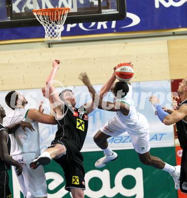 Basketball ABL 2010-11 H2. Woerthersee Piraten gegen WBC Raiffeisen Wels.  Bernhard Weber, Bilal Abdullah, (Piraten),  John David Smith (Wels). Klagenfurt, 3.3.2011
Foto:  Kuess

---
pressefotos, pressefotografie, kuess, qs, qspictures, sport, bild, bilder, bilddatenbank