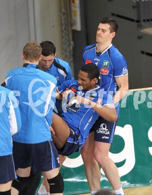 Volleyball AVL. VBL Woerthersee Loewen gegen Hypo Tirol Volleyballteam. Verletzung von Paulo Victor COSTA DA SILVA (Tirol). Klagenfurt, am 5.3.2011.
Foto: Kuess 
---
pressefotos, pressefotografie, kuess, qs, qspictures, sport, bild, bilder, bilddatenbank