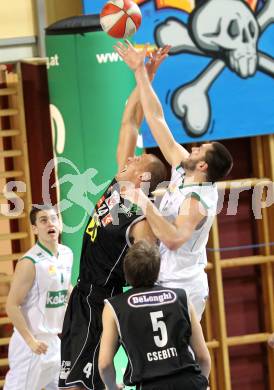 Basketball ABL 2010-11 H2. Woerthersee Piraten gegen WBC Raiffeisen Wels.  Bernhard Weber, (Piraten),   Tilo Klette (Wels). Klagenfurt, 3.3.2011
Foto:  Kuess

---
pressefotos, pressefotografie, kuess, qs, qspictures, sport, bild, bilder, bilddatenbank