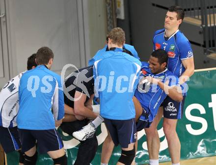 Volleyball AVL. VBL Woerthersee Loewen gegen Hypo Tirol Volleyballteam. Verletzung von Paulo Victor Costa Da Silva (Tirol). Klagenfurt, am 5.3.2011.
Foto: Kuess 
---
pressefotos, pressefotografie, kuess, qs, qspictures, sport, bild, bilder, bilddatenbank