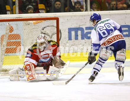 EBEL. Eishockey Bundesliga. KAC gegen KHL Medvescak Zagreb. Chiodo Andy (KAC), Dominik Kanaet (Zagreb). Klagenfurt, am 8.3.2011.
Foto: Kuess 

---
pressefotos, pressefotografie, kuess, qs, qspictures, sport, bild, bilder, bilddatenbank