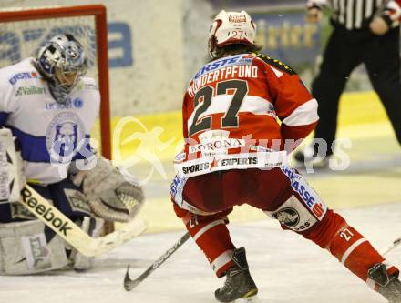 EBEL. Eishockey Bundesliga. KAC gegen KHL Medvescak Zagreb. Hundertpfund Thomas (KAC), Robert Kristan (Zagreb). Klagenfurt, am 8.3.2011.
Foto: Kuess 

---
pressefotos, pressefotografie, kuess, qs, qspictures, sport, bild, bilder, bilddatenbank