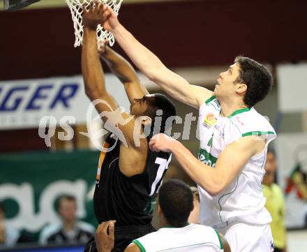 ABL. Basketbal Bundesliga. Kelag Woerthersee Piraten gegen UBC Guessing Knights. Erik Rhinehart (Piraten), Marcus Heard (Guessing). Klagenfurt, am 12.3.2011.
Foto: Kuess
---
pressefotos, pressefotografie, kuess, qs, qspictures, sport, bild, bilder, bilddatenbank