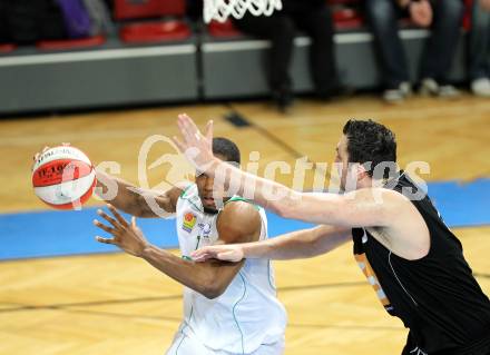 ABL. Basketbal Bundesliga. Kelag Woerthersee Piraten gegen UBC Guessing Knights. Bilal Abdullah (Piraten), Aleksander Djuric (Guessing). Klagenfurt, am 12.3.2011.
Foto: Kuess
---
pressefotos, pressefotografie, kuess, qs, qspictures, sport, bild, bilder, bilddatenbank