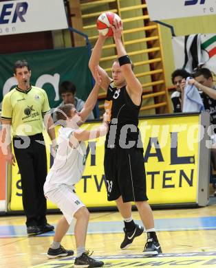 ABL. Basketbal Bundesliga. Kelag Woerthersee Piraten gegen UBC Guessing Knights. Christian Erschen (Piraten), Philipp Horvath (Guessing). Klagenfurt, am 12.3.2011.
Foto: Kuess
---
pressefotos, pressefotografie, kuess, qs, qspictures, sport, bild, bilder, bilddatenbank