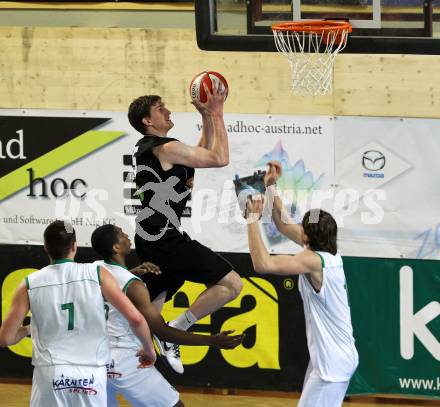 ABL. Basketbal Bundesliga. Kelag Woerthersee Piraten gegen UBC Guessing Knights. Bernhard Weber, Bilal Abdullah, Selmir Husanovic (Piraten), Sebastian Koch (Guessing). Klagenfurt, am 12.3.2011.
Foto: Kuess
---
pressefotos, pressefotografie, kuess, qs, qspictures, sport, bild, bilder, bilddatenbank