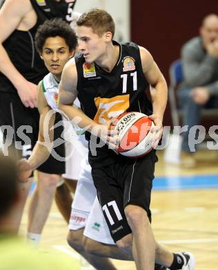 ABL. Basketbal Bundesliga. Kelag Woerthersee Piraten gegen UBC Guessing Knights. Samuel Bachlechner (Piraten), Matthias Klepeisz (Guessing). Klagenfurt, am 12.3.2011.
Foto: Kuess
---
pressefotos, pressefotografie, kuess, qs, qspictures, sport, bild, bilder, bilddatenbank