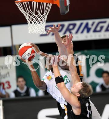 ABL. Basketbal Bundesliga. Kelag Woerthersee Piraten gegen UBC Guessing Knights. Bilal Abdullah (Piraten), Philipp Horvath (Guessing). Klagenfurt, am 12.3.2011.
Foto: Kuess
---
pressefotos, pressefotografie, kuess, qs, qspictures, sport, bild, bilder, bilddatenbank