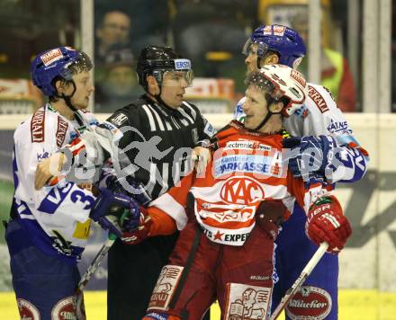 EBEL. Eishockey Bundesliga. KAC gegen VSV. Kirk Furey, (KAC),  Andreas Wiedergut, Joshua Langfeld (VSV). Klagenfurt, am 15.3.2011.
Foto: Kuess 

---
pressefotos, pressefotografie, kuess, qs, qspictures, sport, bild, bilder, bilddatenbank