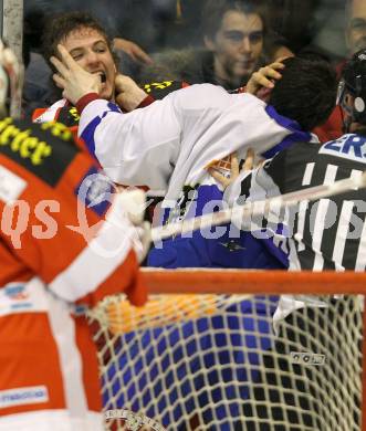 EBEL. Eishockey Bundesliga. KAC gegen VSV. Raphael Herburger, (KAC),  Tomaz Razingar (VSV. Klagenfurt, am 15.3.2011.
Foto: Kuess 

---
pressefotos, pressefotografie, kuess, qs, qspictures, sport, bild, bilder, bilddatenbank