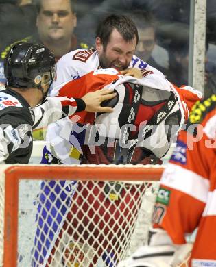 EBEL. Eishockey Bundesliga. KAC gegen VSV. Raphael Herburger, (KAC),  Tomaz Razingar (VSV). Klagenfurt, am 15.3.2011.
Foto: Kuess 

---
pressefotos, pressefotografie, kuess, qs, qspictures, sport, bild, bilder, bilddatenbank