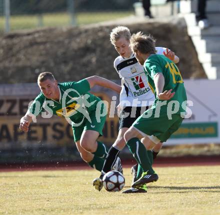 Fussball Kaerntner Liga. Voelkermarkt gegen WAC/St. Andrae Amateure 1B. Daniel Poeschl, Christoph Dohr (Voelkermarkt), Marcel Stoni (WAC). Voelkermarkt, am 19.3.2011.
Foto: Kuess
---
pressefotos, pressefotografie, kuess, qs, qspictures, sport, bild, bilder, bilddatenbank