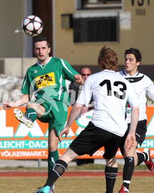 Fussball Kaerntner Liga. Voelkermarkt gegen WAC/St. Andrae Amateure 1B. Blendi Bilali (Voelkermarkt), Mathias Berchtold (WAC). Voelkermarkt, am 19.3.2011.
Foto: Kuess
---
pressefotos, pressefotografie, kuess, qs, qspictures, sport, bild, bilder, bilddatenbank