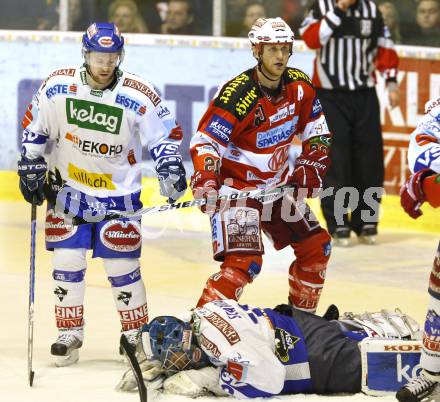 EBEL. Eishockey Bundesliga. KAC gegen VSV. Mike Craig, (KAC), Roland Kaspitz, Bernhard Starkbaum (VSV). Klagenfurt, am 20.3.2011.
Foto: Kuess 

---
pressefotos, pressefotografie, kuess, qs, qspictures, sport, bild, bilder, bilddatenbank