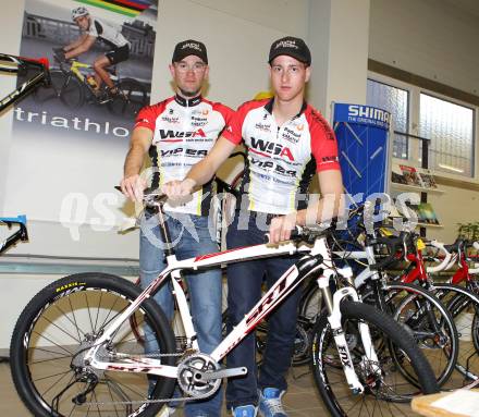 Radsport. Teampraesentation Radland Kaernten. Andreas Karner (MTB 1), Manuel Rabensteiner (MTB 2). Klagenfurt, am 23.3.2011.
Foto: Kuess
---
pressefotos, pressefotografie, kuess, qs, qspictures, sport, bild, bilder, bilddatenbank